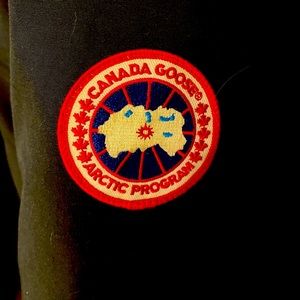 Canada goose men’s large with detachable fur on the hood